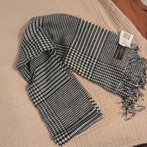 NWT Extremely Soft Black White Scarf